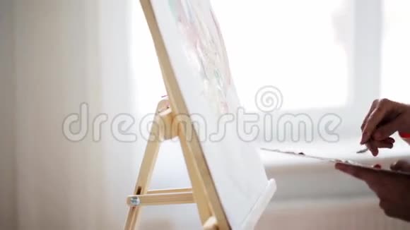 艺术工作室的调色刀画艺术家视频的预览图