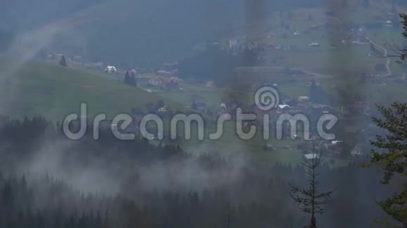 从山顶到村庄的山景视频的预览图