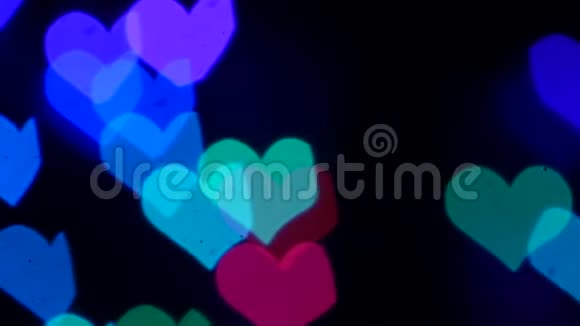 爱的背景与紫色的心脏形状可循环慢动作视频的预览图