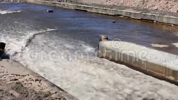 保护大坝把水倒在河上视频的预览图
