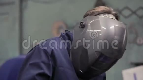 焊接车间3工作的焊工视频的预览图