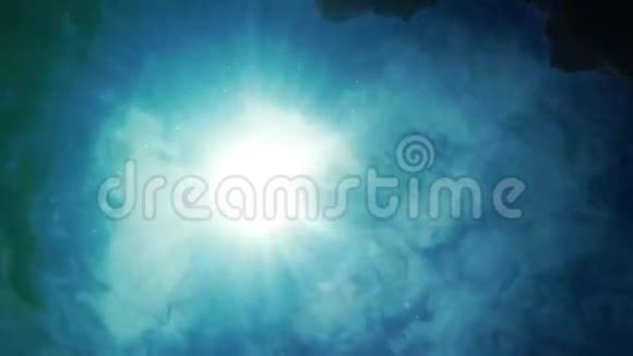 游泳男子剪影从底部相机阳光视频的预览图