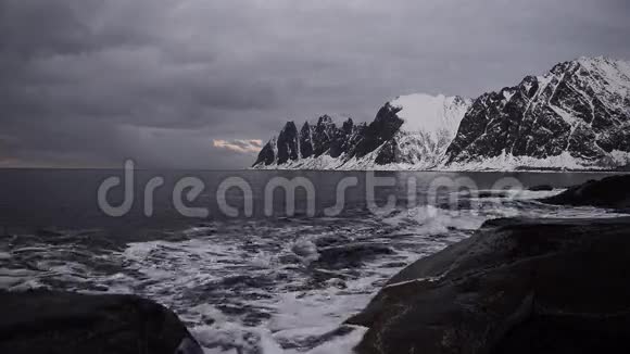 挪威北部Senja岛的奥克霍南山脉日落视频的预览图