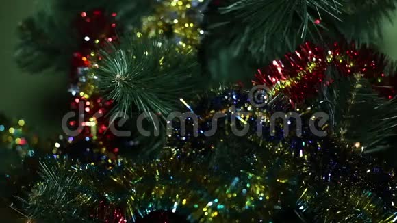 节日当天树上的圣诞花环闪闪发光视频的预览图