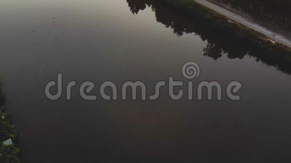 早上在河上飞行视频的预览图
