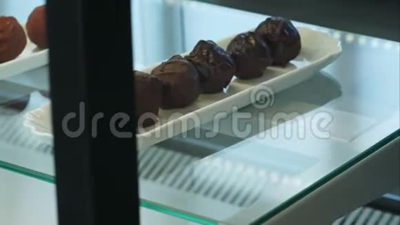 商店橱窗里的甜巧克力糖果视频的预览图