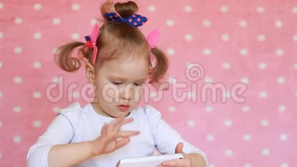 小女孩玩手机宝贝在智能手机上使用游戏应用程序视频的预览图
