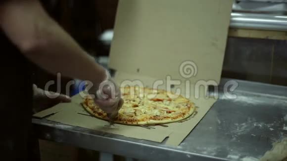 厨师用滚刀切披萨视频的预览图