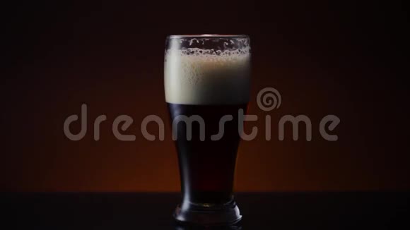 皮尔斯纳玻璃中的深色琥珀啤酒视频的预览图