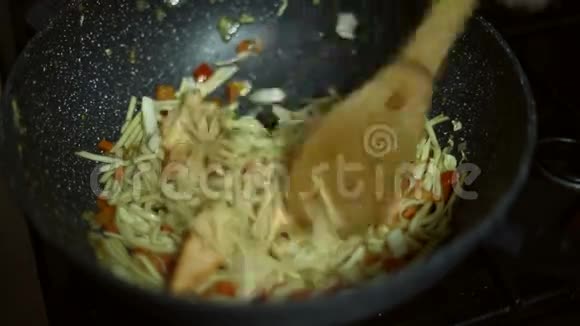 用红鱼和蔬菜做的面条在锅里炒视频的预览图