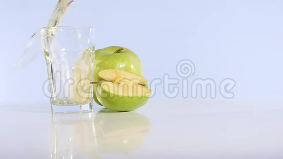 苹果汁倒入玻璃杯中苹果饮料新鲜苹果视频的预览图