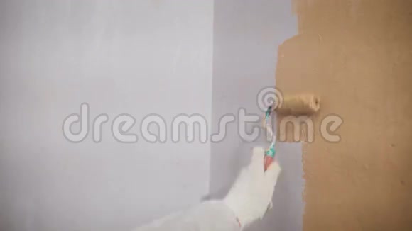 用滚筒手工将墙壁涂成橙色视频的预览图