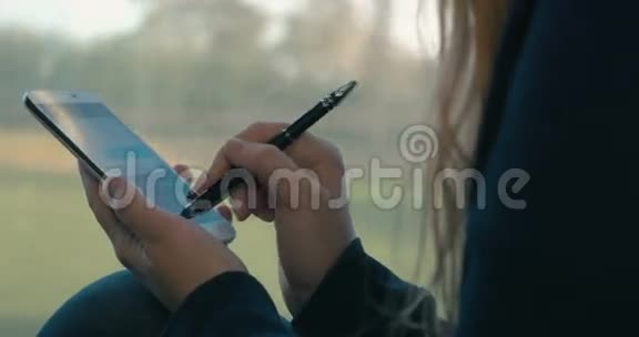 女孩在火车上用智能手机发短信视频的预览图