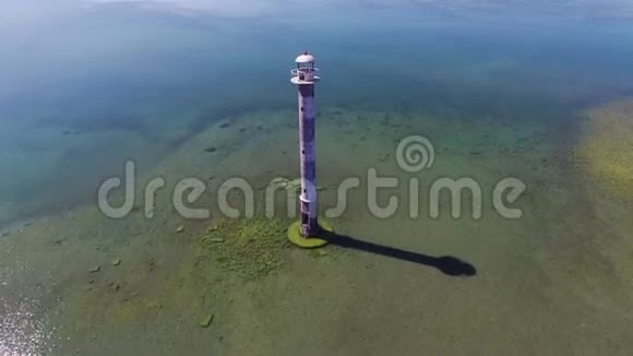 4K飞行和起飞的老灯塔站在海里鸟瞰爱沙尼亚萨雷马亚岛基伊普斯阿雷图莱托视频的预览图
