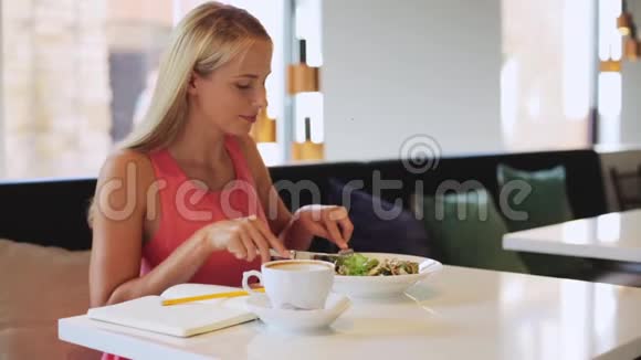 在餐厅吃午餐的女人或评论家视频的预览图