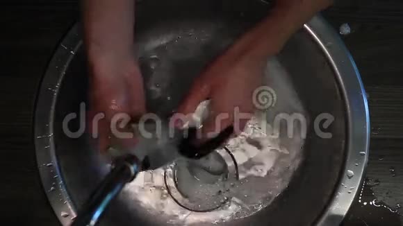 男洗手咖啡机在水槽的顶部视图视频的预览图