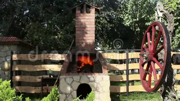 在传统的木炉烤面包视频的预览图