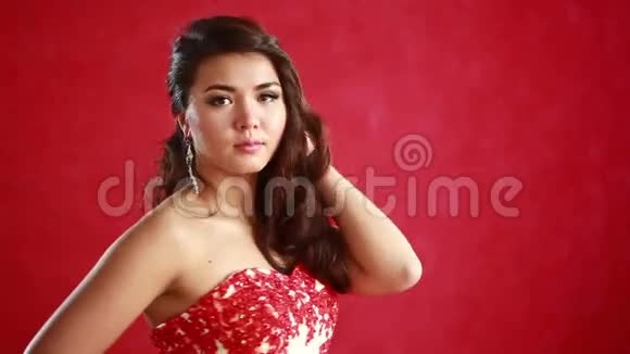 漂亮的亚洲女性模特肖像穿着热红衣服视频的预览图