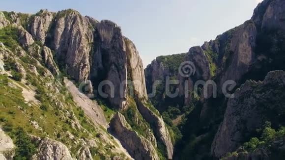 带悬崖和树木的山区令人惊叹的鸟瞰图视频的预览图