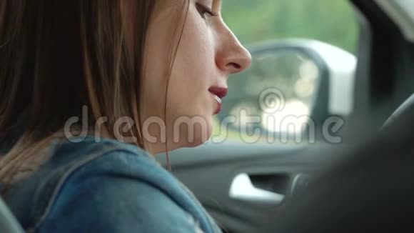女人在车里的智能手机上说话视频的预览图