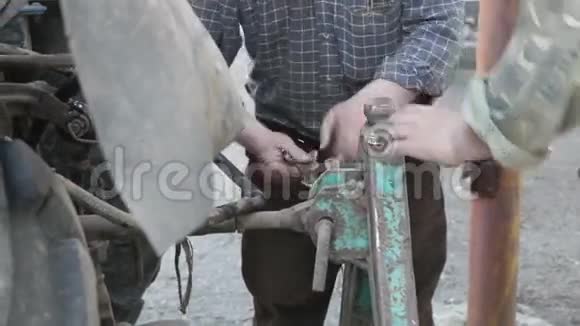男性工人附加机械农业视频的预览图