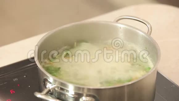 厨师正把西兰花放入一个沸腾的锅中视频的预览图