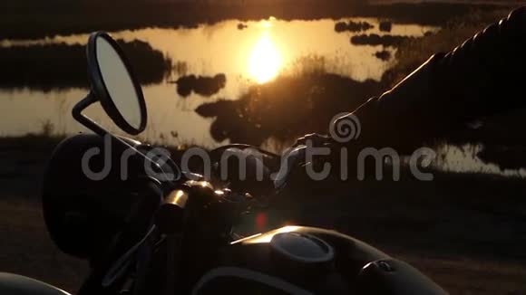 日落时摩托车后视镜美丽的行动近湖视频的预览图