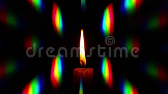由薄相光栅获得的燃烧蜡烛发出的光的衍射视频的预览图