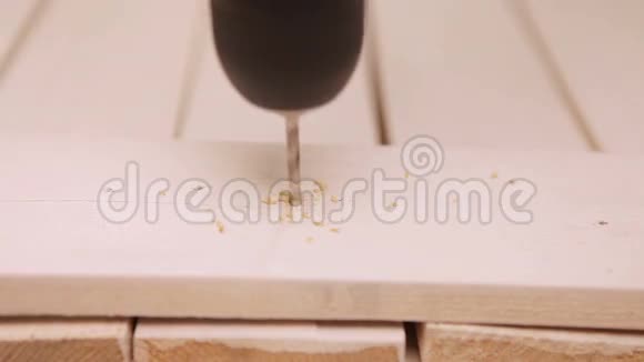 用电钻在木板上制造的孔视频的预览图