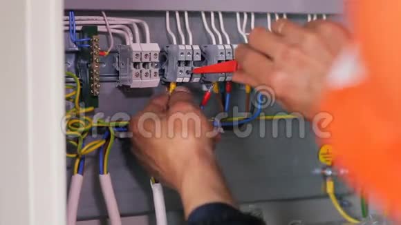 工厂工人连接电线视频的预览图