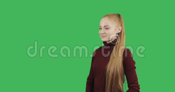 年轻的女人带着绿色彩色钥匙背景的热水瓶视频的预览图