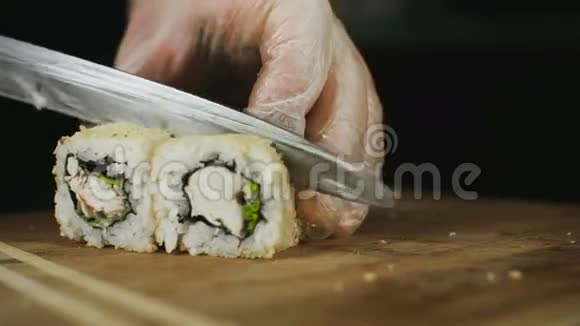 刀切白寿司在船上视频的预览图
