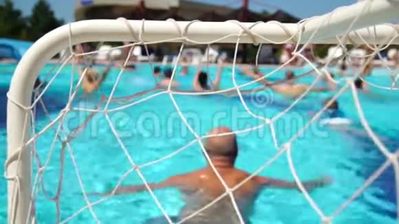 人们在游泳池里玩水球暑假的概念和旅行视频的预览图