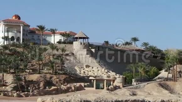 有海岸和酒店的埃及海视频的预览图