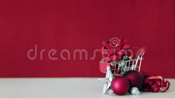 圣诞球红色购物车木制视频的预览图