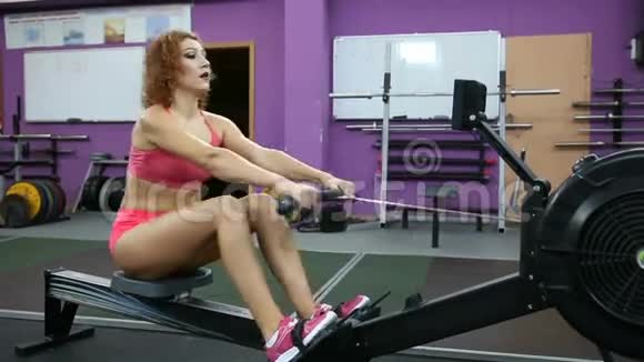 一个年轻的女人在健身房里训练视频的预览图