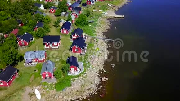 在晴朗的阳光明媚的一天在波罗的海沿岸美丽地观赏斯堪的纳维亚小屋视频的预览图