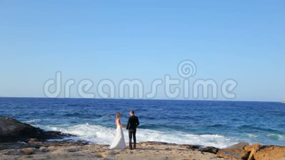 婚礼当天新郎新娘在海边接吻视频的预览图
