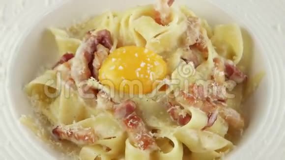 意大利卡博拉面配帕尔马干酪蛋黄和培根特写视频的预览图