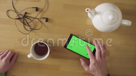 有智能手机的人喝茶视频的预览图