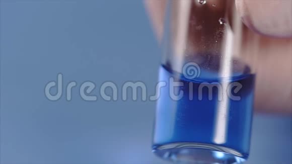 关闭混合药物注射器向安瓿喷射液体视频的预览图
