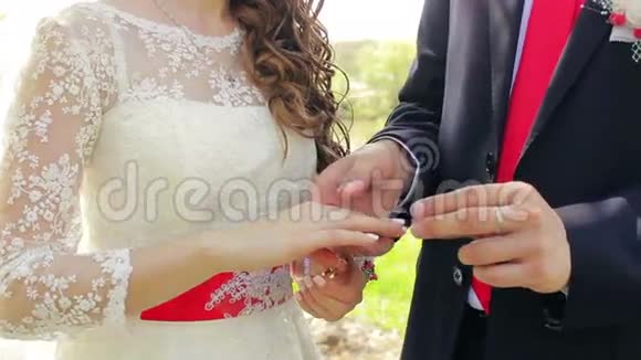 新郎把戒指戴在新娘的手上视频的预览图