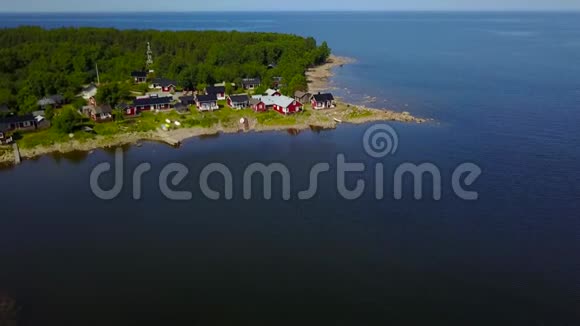 在晴朗的阳光明媚的一天在波罗的海沿岸美丽地观赏斯堪的纳维亚小屋视频的预览图