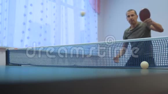 乒乓球生活方式反手概念慢动作视频模糊焦点男子乒乓球训练视频的预览图