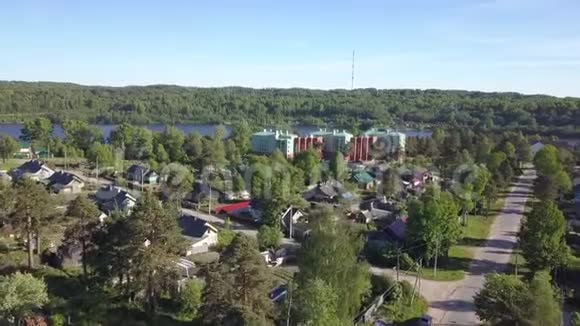 有木屋的俄罗斯村庄俄罗斯列宁格勒地区的斯维尔河和夏季绿色森林视频的预览图