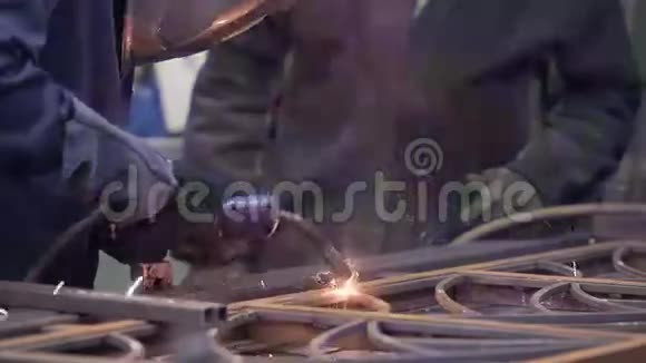 焊接车间1工作的焊工视频的预览图