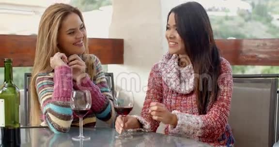 快乐的女孩在咖啡厅喝葡萄酒视频的预览图