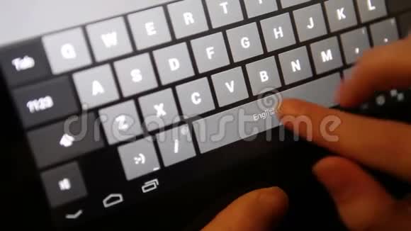 手指在平板电脑上打字特写视频的预览图