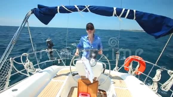 克罗地亚亚得里亚海上驾驶帆船的妇女视频的预览图