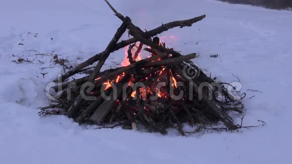 篝火在深雪中燃烧视频的预览图